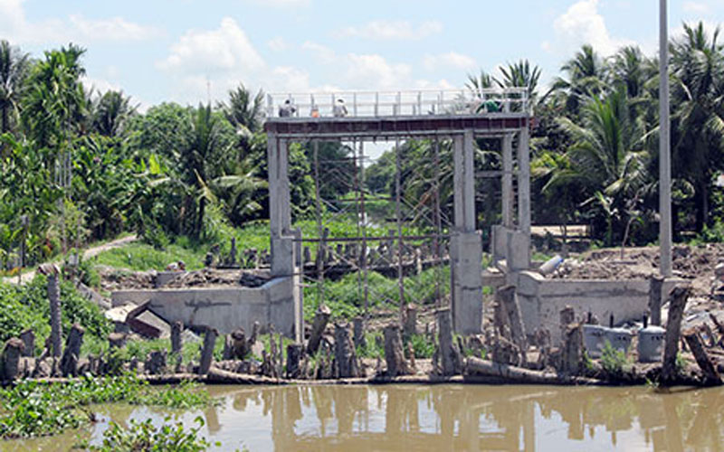 Do các hệ thống cống, đập đang triển khai thi công làm nguồn nước bị ô nhiễm khiến nhu cầu sử dụng nước sạch của người dân nông thôn mới kênh Sáu Thước càng trở nên bức xúc.