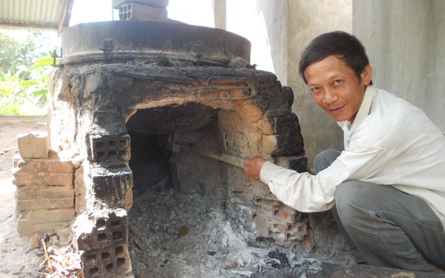 Ông Đỗ Đình Hòa giới thiệu vị trí đặt thiết bị nâng nhiệt để tiệt trùng trong sản xuất giống nấm ở cơ sở sản xuất của gia đình. Ảnh:  M.T