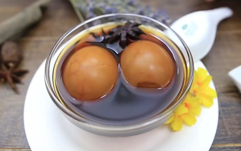 Chè trứng Thượng Hải, hay còn gọi là trứng gà trà Tàu, là món ăn không chỉ ngon mà còn tốt cho sức khỏe. Món chè này được chế biến đơn giản với trứng gà hầm với trà tàu, có tác giúp bổ phổi, đẹp da. Thức quà này được bán tại đường Châu Văn Liêm, quận 5. Ảnh: Cơm Nhà.