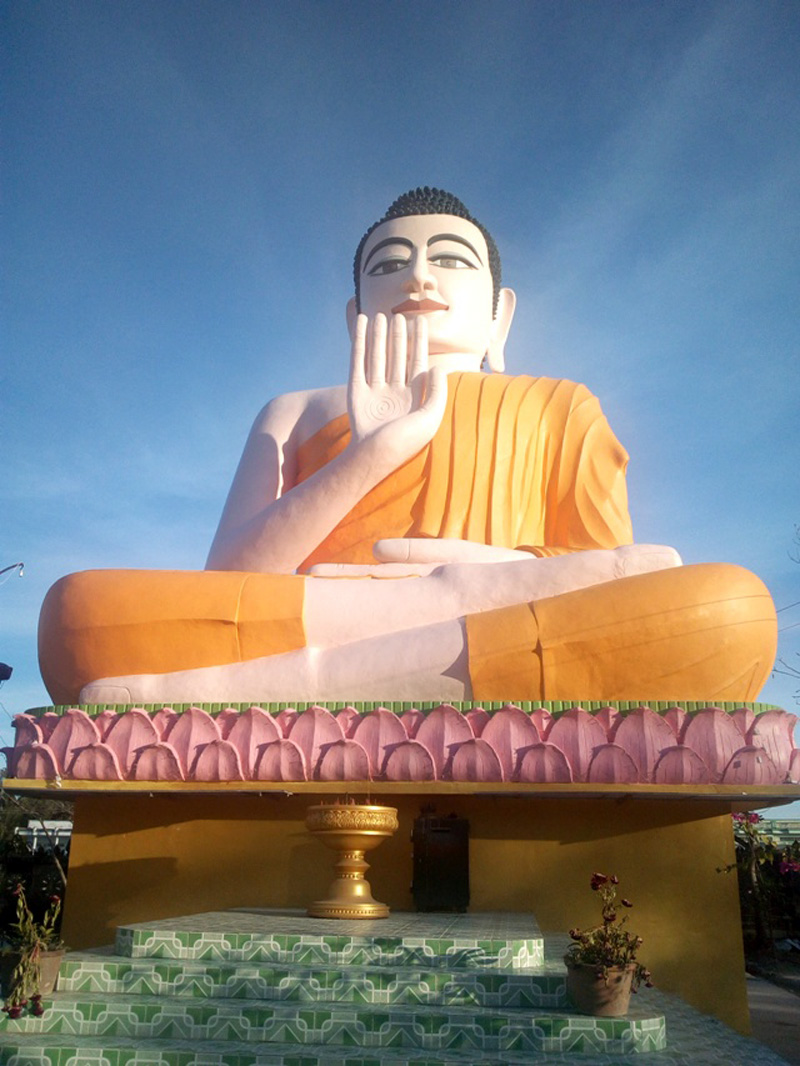 Bức tượng Phật ngồi rất ấn tượng ở chùa Khmer.