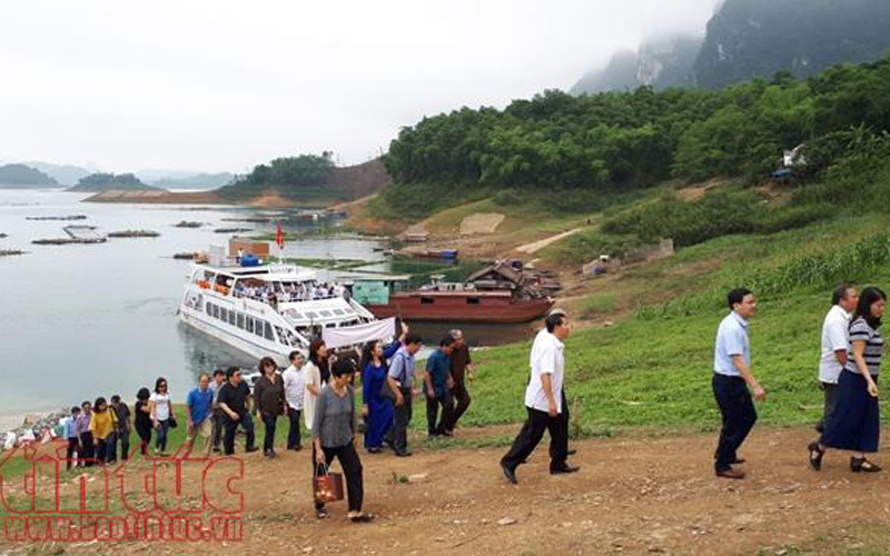 Bên cạnh loại hình du lịch tâm linh, từ đầu năm 2017, trên lòng hồ đang được tỉnh Hòa Bình và doanh nghiệp xây dựng bản du lịch cộng đồng.