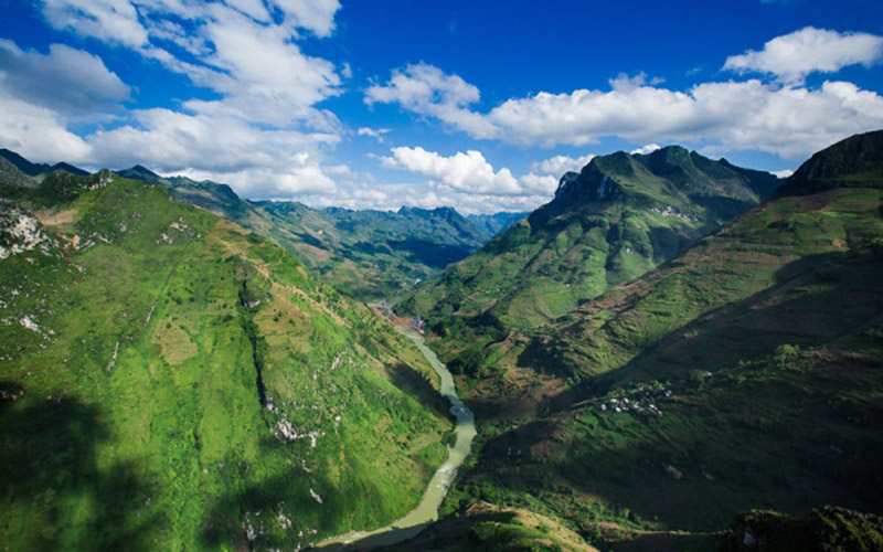 Dòng suối trên núi tại Mèo Vạc – Hà Giang.