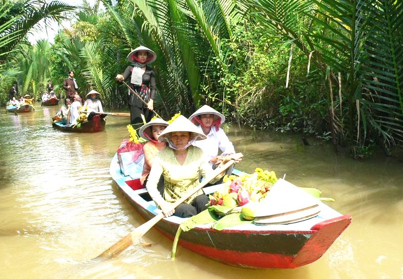 Ngồi xuồng thưởng ngoạn cảnh quan sông nước.