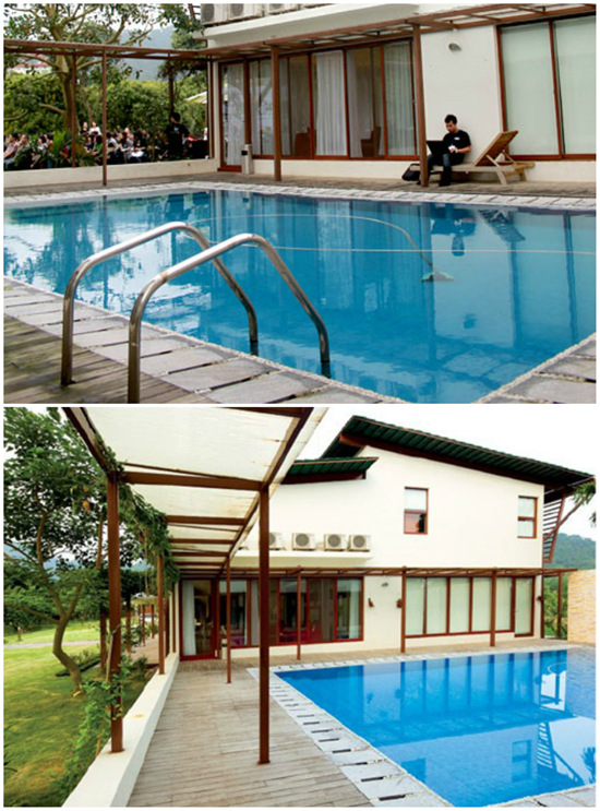 Ngay bên hông căn nhà là bể bơi rộng 60 m2 với làn nước xanh trong vắt.