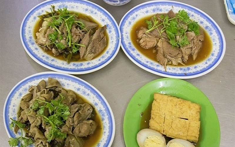 Cơm Triều Châu nhìn qua không khác so với mâm cơm giản dị của người Việt. Bữa cơm gồm các món như thịt giò, lòng heo, cải chua, trứng muối, canh khổ qua và cơm nóng, nhưng chỉ khi ăn mới cảm nhận được hương vị khác biệt của bữa cơm Triều Châu. Bạn có thể qua đường Tân Thành, quận 5 để thưởng thức. Ảnh: Mctn90.