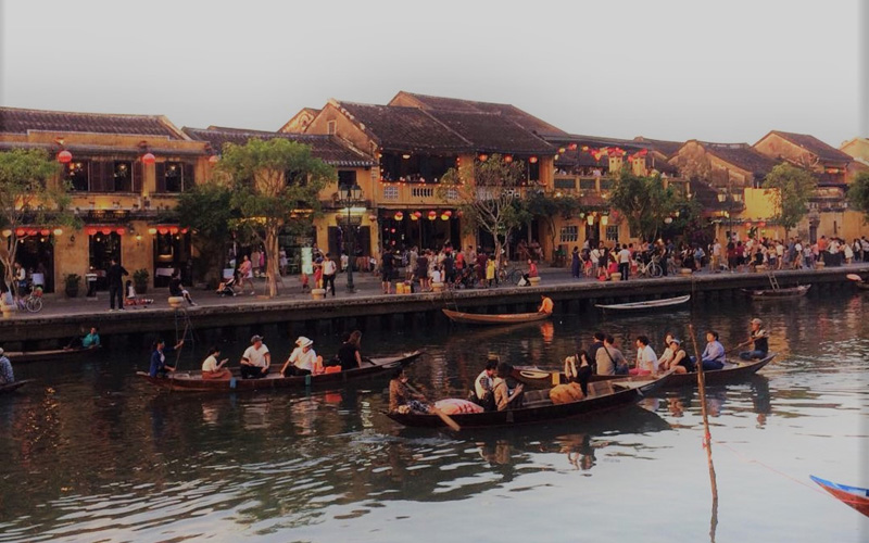 Sông Hoài vốn êm ả là thế, nay bỗng hóa tươi vui khi đón nhiều vị khách quý. Ảnh: Instagram @r.i.2.1_v1.