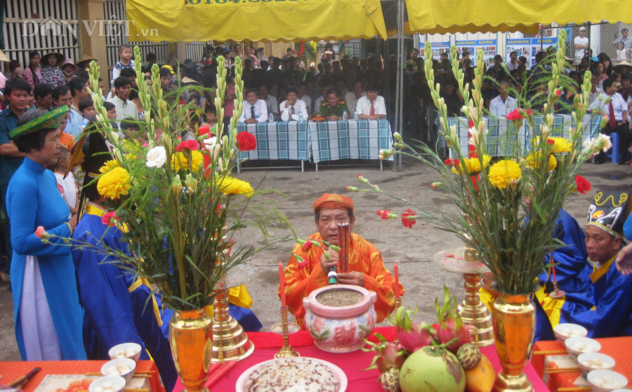 Tết Đoan Ngọ là một trong những ngày lễ truyền thống mang đậm bản sắc văn hóa dân tộc Việt Nam. Hãy khám phá nguồn gốc của ngày lễ này và tìm hiểu nhiều hơn về lịch sử, văn hóa và gia truyền của dân tộc Việt Nam thông qua những hình ảnh đặc sắc!