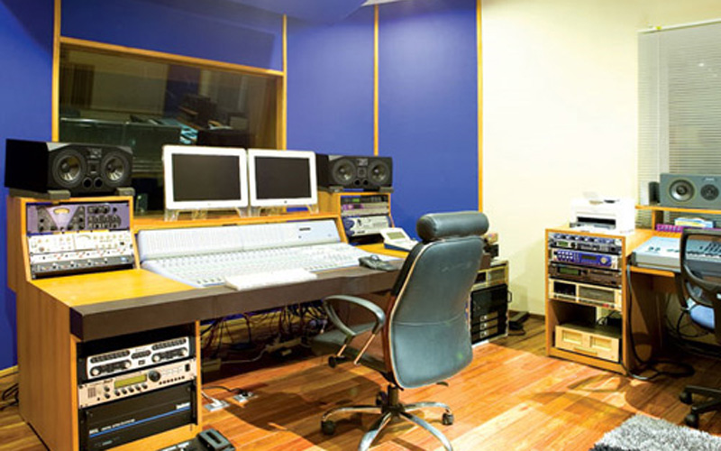 Phòng thu âm với các trang thiết bị hiện đại bậc nhất Việt Nam nhằm phục vụ cho công việc của cả hai vợ chồng.