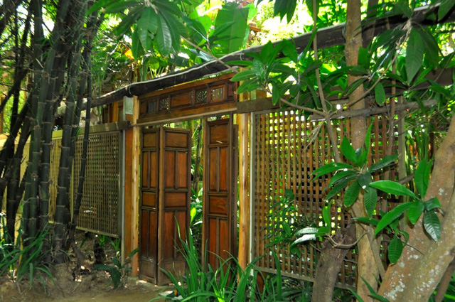 Nhà vườn sinh thái của kiến trúc sư Bùi Kiến Quốc, một điểm thu hút khách du lịch về miền sinh thái miệt vườn.