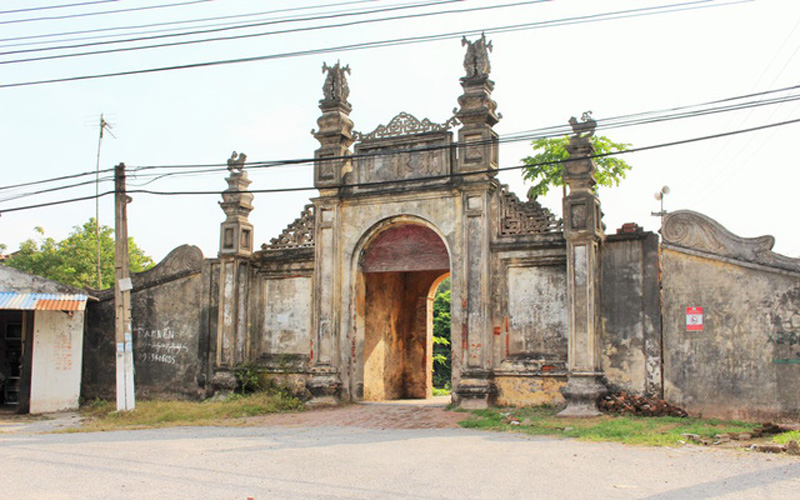 Khác với tất cả các ngôi làng cổ của Việt Nam, cổng làng Nôm sở hữu một kiểu kiến trúc đặc biệt. Cổng làng được xây theo kiểu bát trụ - kiểu cổng mà chỉ hoàng thân quốc thích xưa kia mới có. Cổng làng bao gồm bốn trụ vuông với ba chữ trên vòm cổng: Đồng Cầu Nôm.