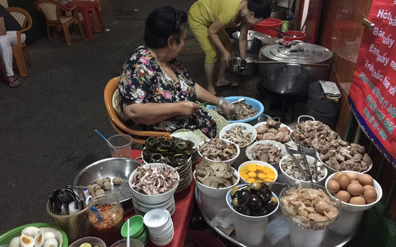  Cháo sườn Bà Hào (Trần Khắc Chân, quận 1) thu hút thực khách với mâm nguyên liệu phong phú, vị mềm mịn của cháo nấu từ gạo xay. Ảnh: Facebook của quán.
