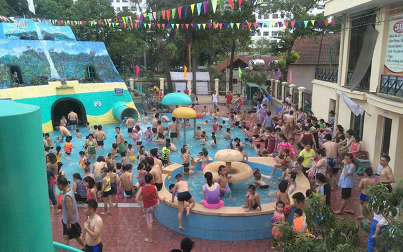  Tại các bể bơi ở Hà Nội, liên tục trong mấy ngày qua lượng người tăng gấp 3 - 4 lần, nhiều nơi rơi vào tình trạng quá tải.