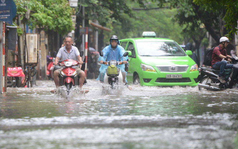 Phố Nguyễn Ngọc Nại (quận Thanh Xuân), nước ngập nửa bánh xe máy. Ảnh: Tiến Tuấn.