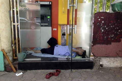 Tránh nắng trong cây ATM