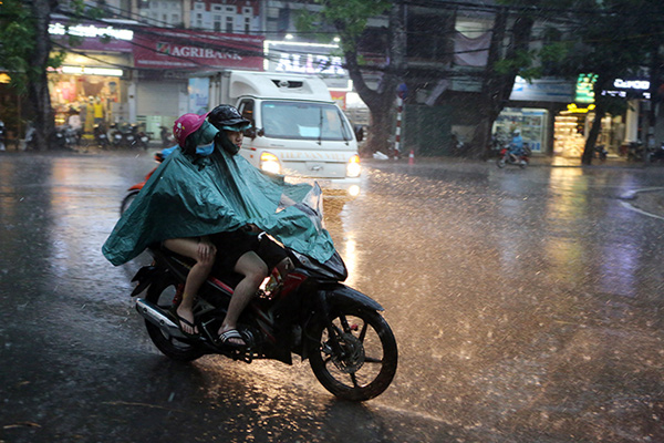 Chiều 6/6, sau 1 tuần oằn mình chống chọi với đợt nắng nóng kỷ lục, người dân ở Thủ đô Hà Nội vô cùng vui mừng trước cơn mưa tầm tã quý giá