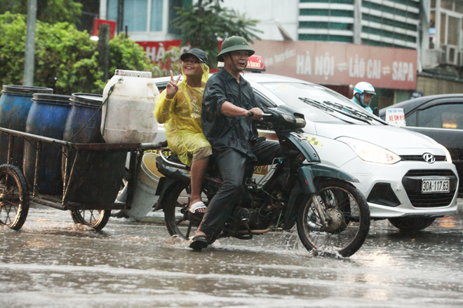 Nhiều người không mặc áo mưa, để người ướt sũng phóng đi trong mưa sau nhiều ngày mong đợi