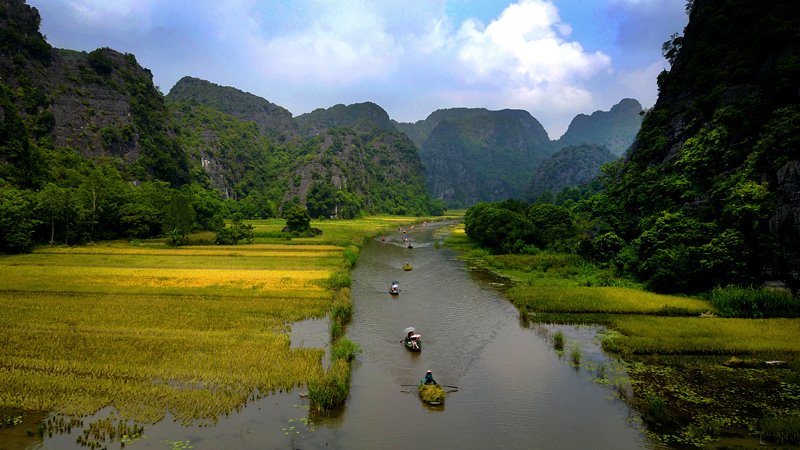 Dòng Ngô Đồng là tuyến đường thủy đưa du khách đến với các hang động, di tích lịch sử trong khu danh thắng Tam Cốc - Bích Động.