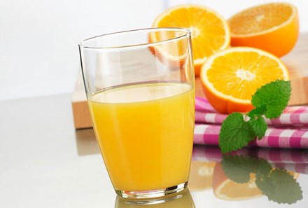 Nước cam có tác dụng sinh tân dịch và lợi tiểu, dễ gây đi tiểu đêm làm mất ngủ.
