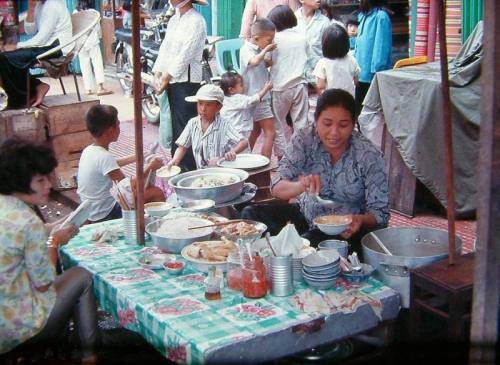 Lối sống phóng khoáng, dân dã của người Sài Gòn toát lên từ cách họ ăn uống, buôn bán.