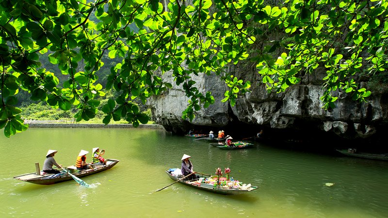 Thuyền đưa du khách tham quan các hang động.