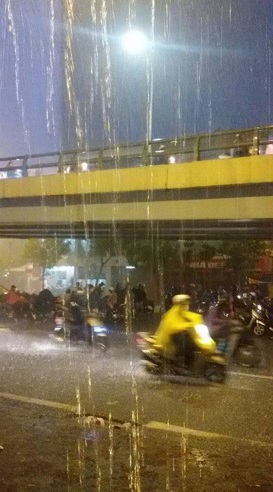 Phố Nguyễn Chí Thanh đang mưa lớn