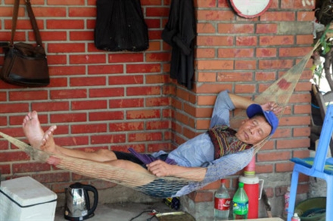 Người lao động tận dụng mọi chỗ để ngả lưng nghỉ ngơi giữa thời tiết nắng nóng 