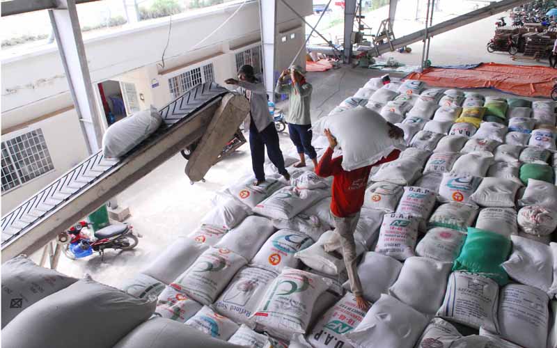 Gạo được tập kết trong kho trước khi được vận chuyển xuống thuyền đưa ra thị trường.