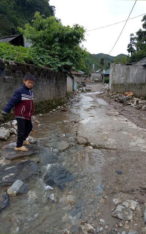 Tiêu chí nông thôn mới về hạ tầng giao thông nông thôn đang gặp khó bởi sự xuống cấp của hệ thống đường ở xã Phăng Sô Lin.