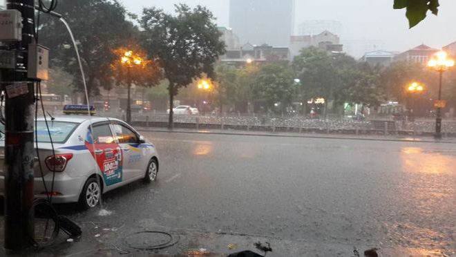 Đường phố Hà Nội vắng phương tiên giao thông do mưa ngập sâu ở các tuyến phố