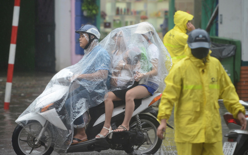 Vắng bóng cảnh sát giao thông, nhiều người đi xe máy chở cồng kềnh, không đội mũ bảo hiểm. Ảnh: Tiến Tuấn.