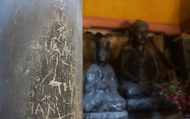Thậm chí, cột chùa - không gian thờ phật cũng thành nơi để du khách vẽ bẩn.