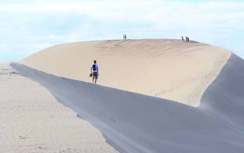 Nằm ở khu phố 5, phường Mũi Né, cách trung tâm thành phố Phan Thiết 20 km, đồi cát Mũi Né trải dài trên diện tích rộng gần 50ha.