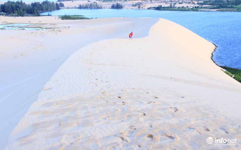 Người dân ở đây thường gọi là đồi cát bay vì gió biển thổi vào làm bay lớp mỏng phía trên tạo nên hàng trăm hình thù khác nhau..
