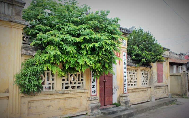 Nằm cách Hà Nội không xa, nhưng dường như làng Nôm không bị ảnh hưởng bởi đô thị hóa mà vẫn giữ nguyên lối kiến trúc xây dựng theo truyền thống từ bao đời trước.