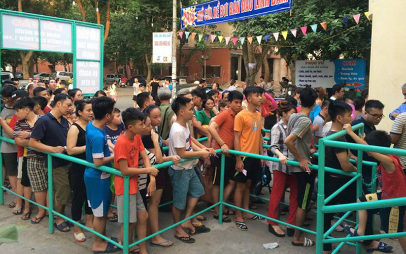  Tại bể bơi bán đảo Linh dàm, hàng đoàn người xếp hàng mua vé gây ra cảnh ùn ứ kéo dài.