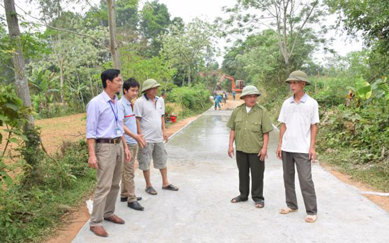 Xã Kỳ Sơn (Tân Kỳ) ra sức làm giao thông nông thôn, phấn đấu về đích nông thôn mới vào cuối năm 2017. Ảnh: Xuân Hoàng.