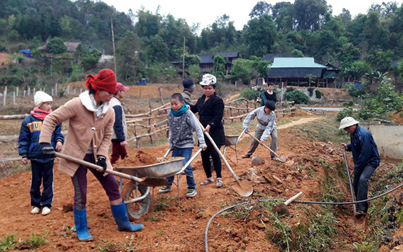 Người dân bản Tà Lèng (xã Tà Lèng) hưởng ứng Lễ phát động phong trào Cả nước chung tay xây dựng nông thôn mới.