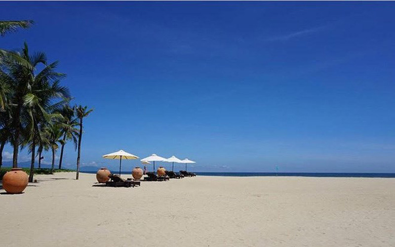 Bãi biển Hà My Quảng Nam vẫn còn giữ những nét nguyên sơ, chưa có quá nhiều dấu chân của khách du lịch. Bạn nghĩ sao khi nằm trên chiếc võng dưới hàng dừa, nhắm mắt tận hưởng không khí bình yên và lắng nghe những tiếng sóng vỗ rì rào. Ảnh: irin8808