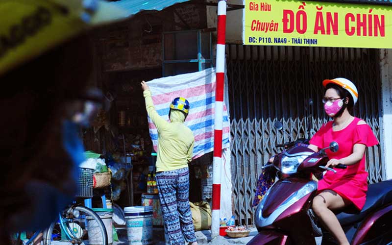 Ngay từ sáng sớm, những người bán hàng tại Thái Thịnh đã phải căng bạt để che ánh nắng gay gắt của mặt trời.