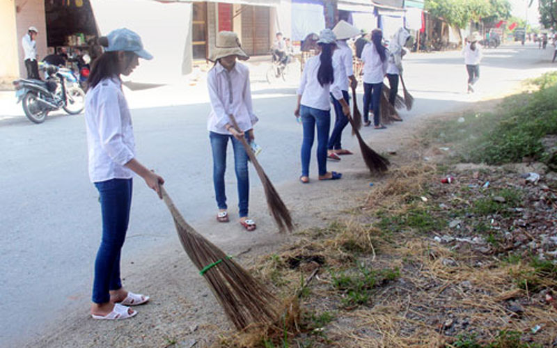 Tích cực xây dựng nông thôn mới học sinh Trường THCS xã Tượng Lĩnh tổ chức thu gom rác thải