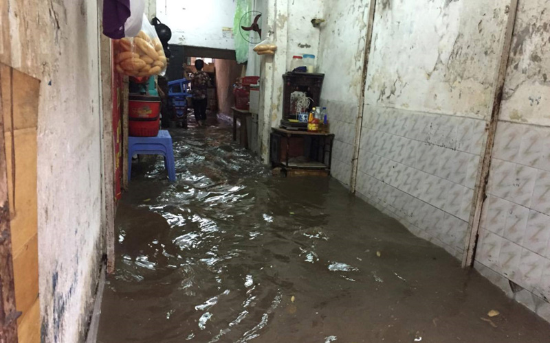  Nước tràn vào các con ngõ nhỏ, nhà dân sâu bên trong tại phố Lương Định Của. Ảnh: Hà Dương.