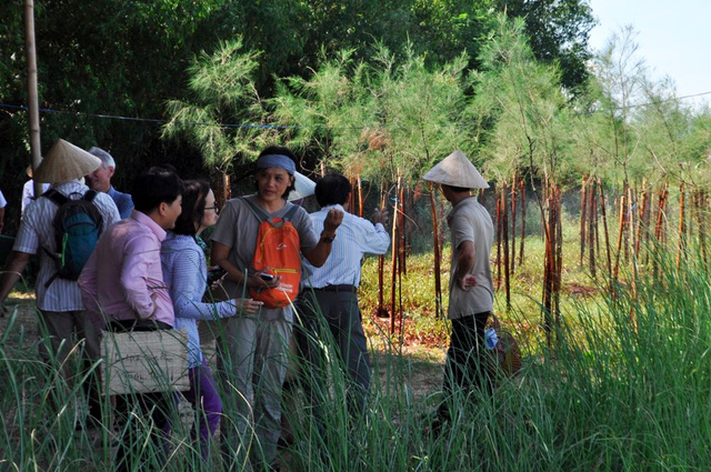 Du khách thăm làng sinh thái.