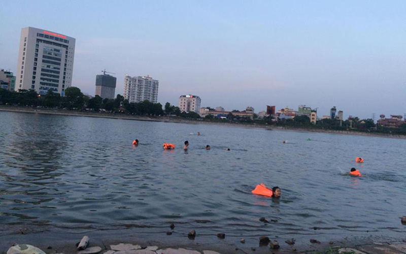 Tại bán đảo Linh Đàm, nhiều người dân đổ dồn về hồ nước để 