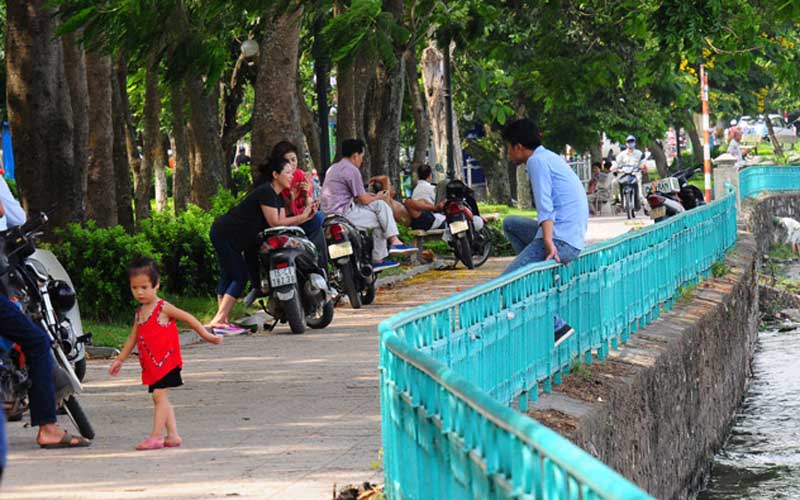 Tại khu vực hồ Tây, nhiều người  tới đây tìm bóng mát của cây để hóng gió ven hồ.