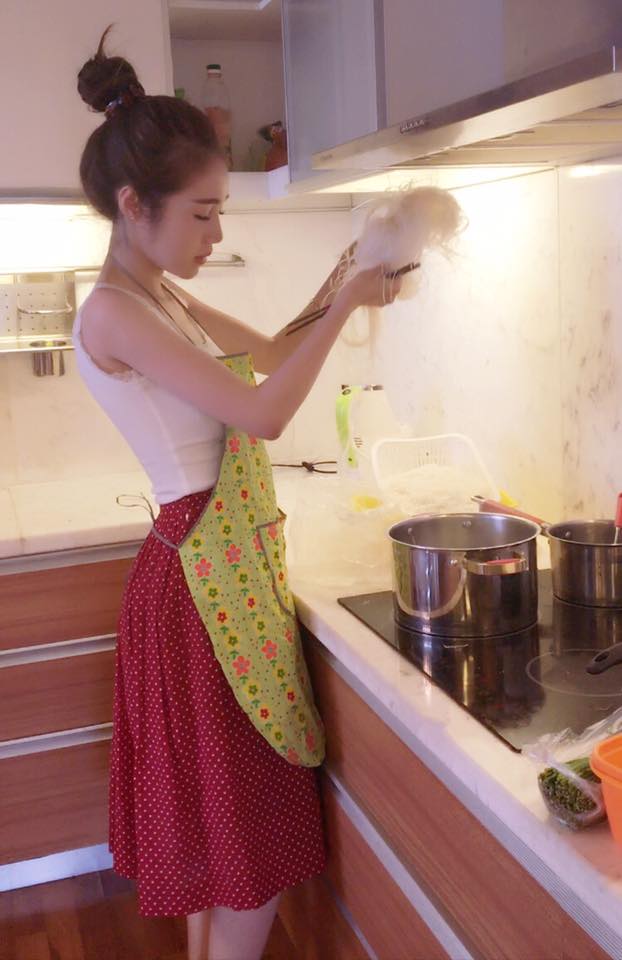 Dù công việc rất bận rộn, nhưng người đẹp Elly Trần luôn tự tay nấu những món ăn ngon cho cả nhà.