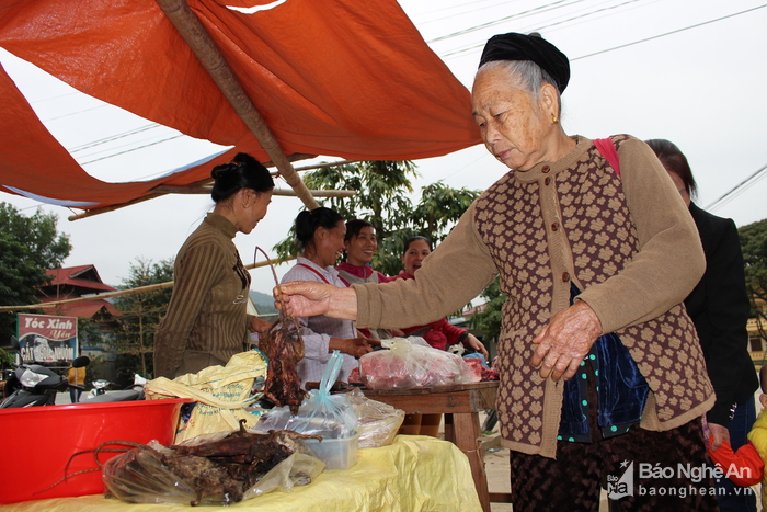 Một cụ bà chọn mua thịt chuột về chế biến. Ảnh: Đình Tuân