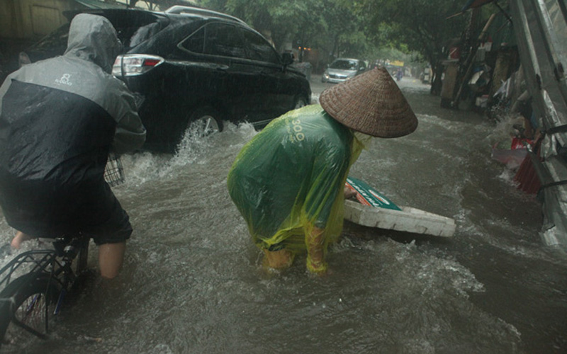 Người dân bì bõm giữa đường