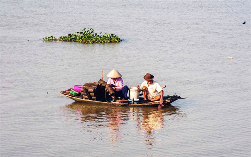 Mùa lũ về mang theo nhiều tôm cá, cũng là lúc người dân sống xung quanh đôi bờ Hoàng Long tranh thủ đánh bắt, kiếm thêm thu nhập trang trải cho cuộc sống còn nhiều khó khăn