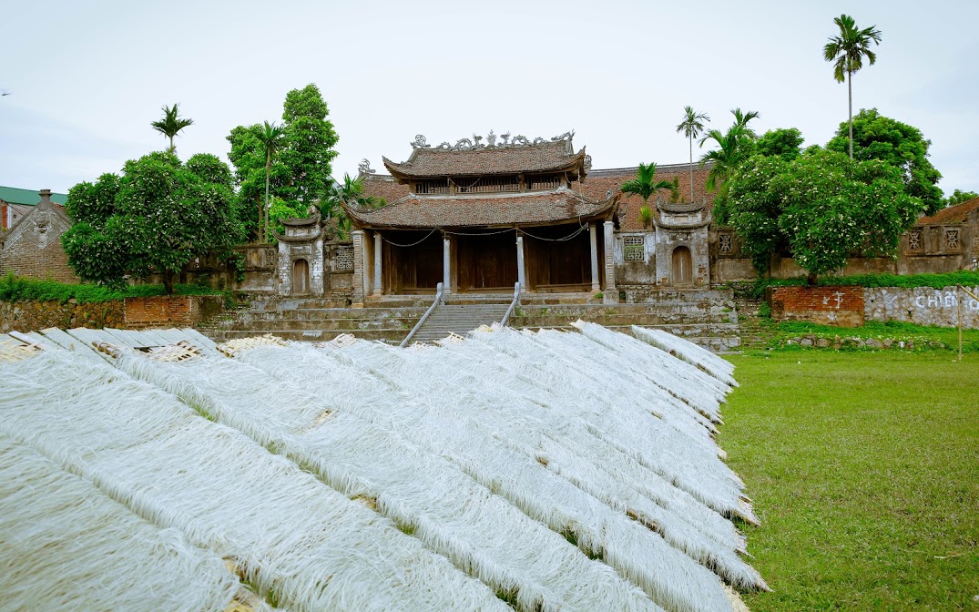 Hai đầu phía ngoài tam quan là hai cây đại cổ thụ cành lá khẳng khiu không biết đã bao nhiêu năm tuổi đời vẫn đang kiên gan cùng tuế nguyệt.