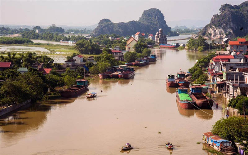 Với chiều dài chừng hơn 25km nhưng trên đường đi, con sông này phải gánh một lưu lượng nước lũ dồn về từ rất nhiều con sông khác.